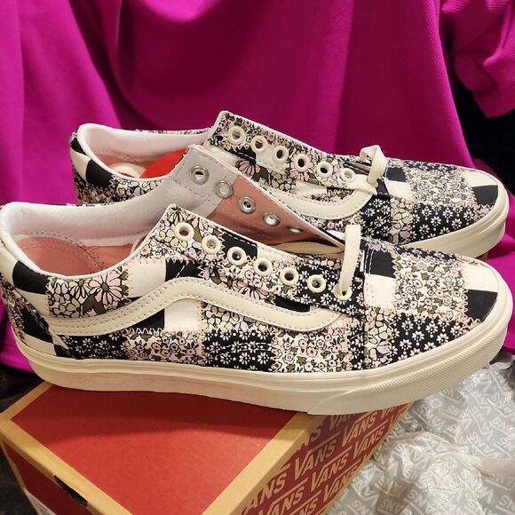 Vans  Old School Black and Pink Floral Checkered Shoes Size 9.5 NIB WITH TAG - Picture 1 of 6
